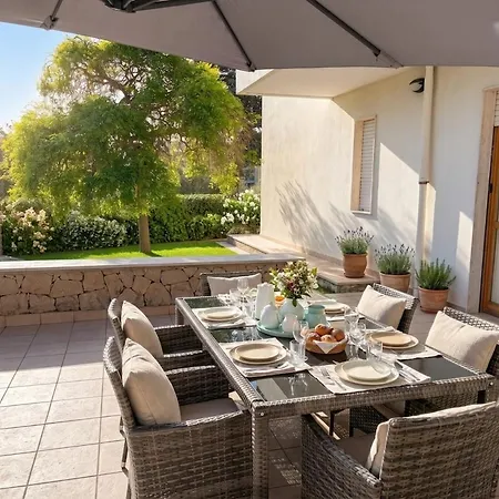 Garden Spacious With A Private Garden In The Heart Of Villa Alghero