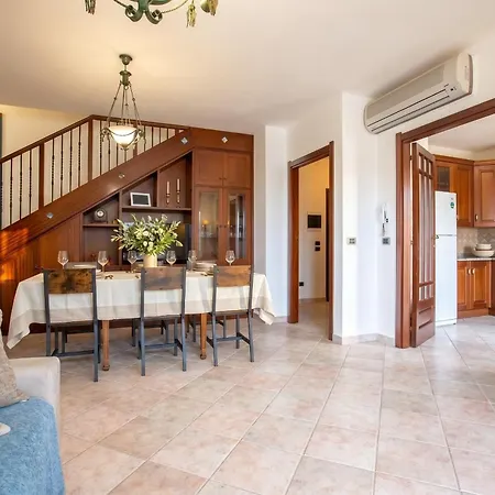 Garden Spacious With A Private Garden In The Heart Of Villa