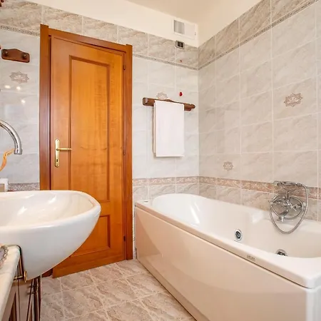 Garden Spacious With A Private Garden In The Heart Of Villa *