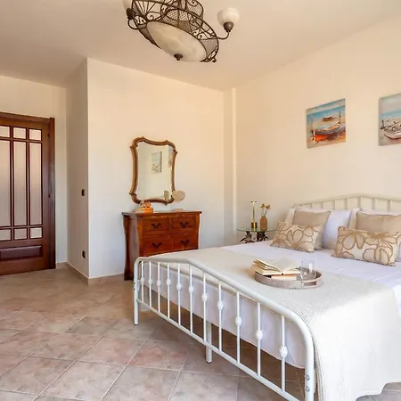 Vila Garden Spacious With A Private Garden In The Heart Of *