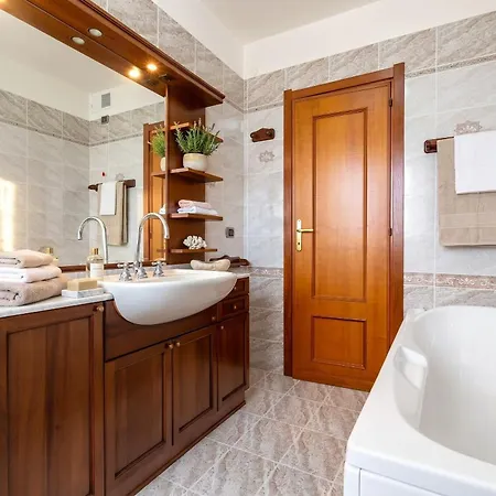 Vila Garden Spacious With A Private Garden In The Heart Of Alghero